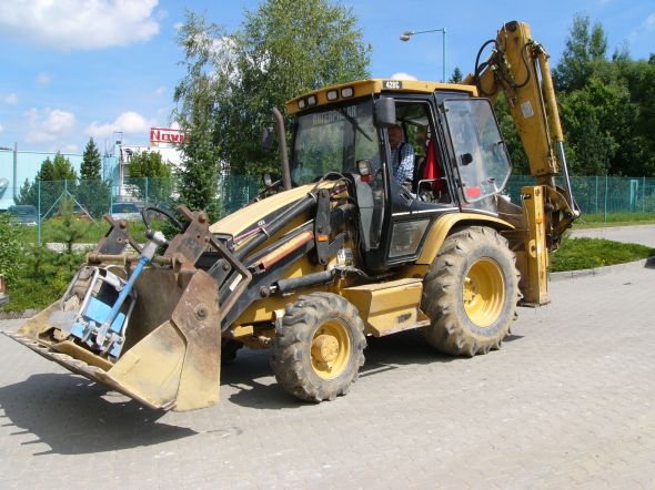 Traktorbagr CAT 428 C – lžíce šíře 40, 45, 60, 80 cm, kladivo + vibrační deska Weber 285 kg CR 4E